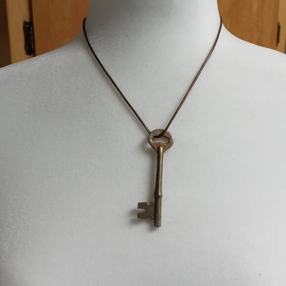 Skeleton Key Necklace Religious Jewelry Brown Faux Pendant Leather Cord #2 VTG - Picture 3 of 15
